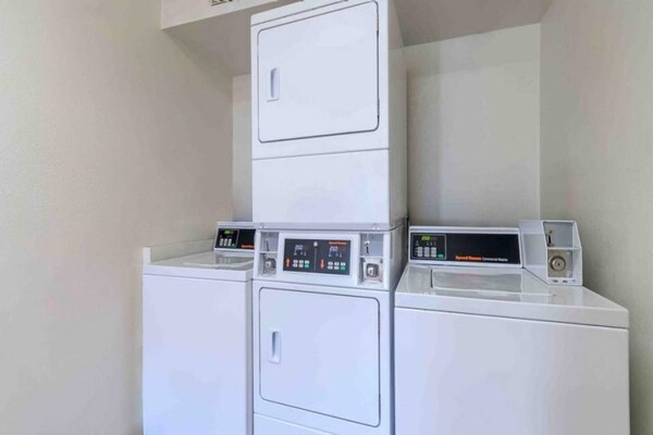 Foto van 1 kingsize bed | Roken toegestaan, koelkast aanwezig - Facilities