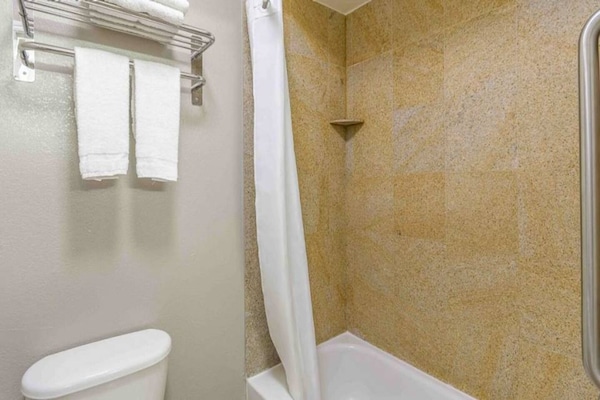 Foto van 2 tweepersoonsbedden | Niet-roken, koelkast - Vakantiehuis in San Jose CA - BathRoom