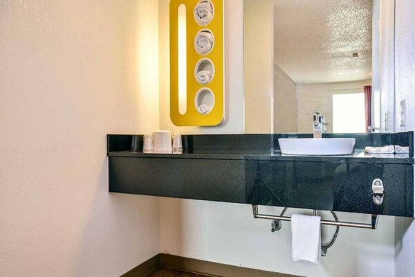 Foto van 2 tweepersoonsbedden | Motel 6 - Saint Joseph, Missouri - BathRoom