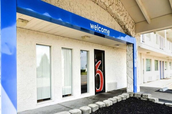 Foto van 2 tweepersoonsbedden | Motel 6 - Saint Joseph, Missouri - ExteriorSummer