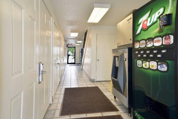Foto van 2 tweepersoonsbedden | Motel 6 - Saint Joseph, Missouri - FloorPlan