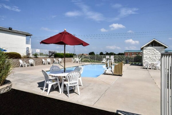 Foto van 2 tweepersoonsbedden | Motel 6 - Saint Joseph, Missouri - Pool