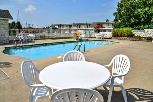 Foto van 2 tweepersoonsbedden | Motel 6 - Saint Joseph, Missouri - Pool