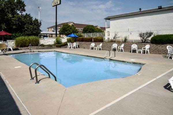 Foto van 2 tweepersoonsbedden | Motel 6 - Saint Joseph, Missouri - Pool