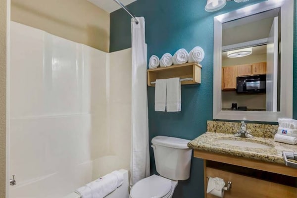 Foto van 2 tweepersoonsbedden | Toegankelijk voor mindervaliden | Keuken - BathRoom