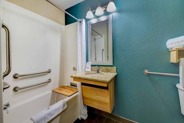 Foto van 2 tweepersoonsbedden | Toegankelijk voor mindervaliden | Keuken - BathRoom