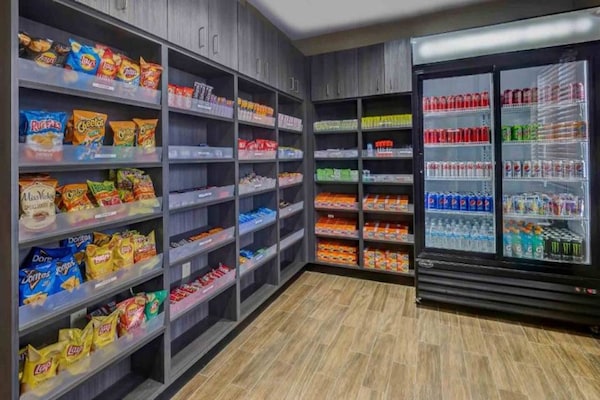 Foto van 2 tweepersoonsbedden | Toegankelijk voor mindervaliden | Keuken - FloorPlan