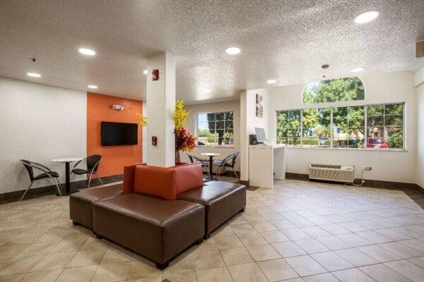 Foto van 2 tweepersoonsbedden (queensize) | Niet-roken, koelkast (Micfridge) - FloorPlan