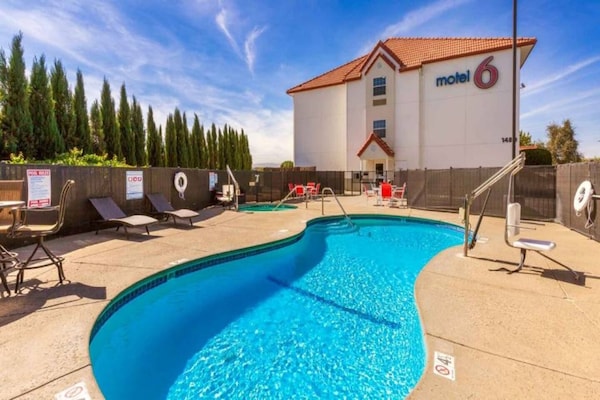 Foto van 2 tweepersoonsbedden (queensize) | Niet-roken, koelkast (Micfridge) - Pool