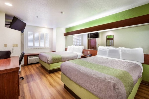 Foto van 2 tweepersoonsbedden (queensize) | Niet-roken, koelkast (Micfridge) - BedRoom