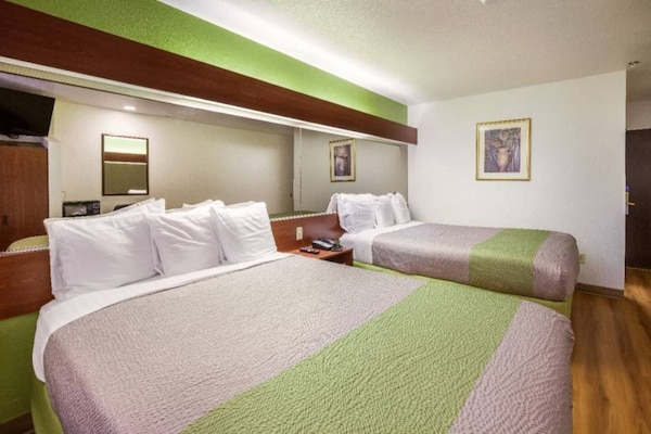 Foto van 2 tweepersoonsbedden (queensize) | Niet-roken, koelkast (Micfridge) - BedRoom