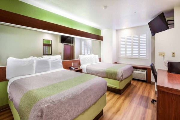 Foto van 2 tweepersoonsbedden (queensize) | Niet-roken, koelkast (Micfridge) - BedRoom