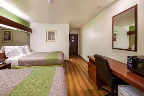 Foto van 2 tweepersoonsbedden (queensize) | Niet-roken, koelkast (Micfridge) - BedRoom