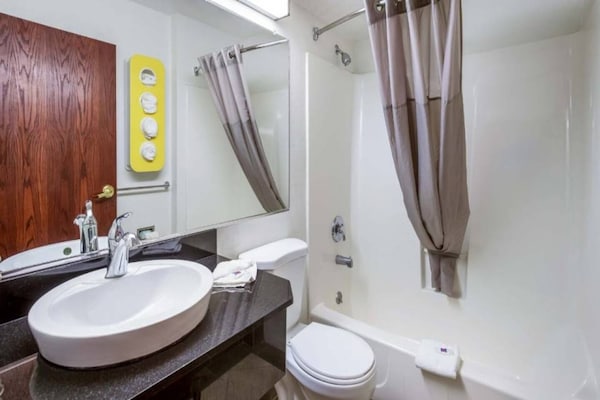 Foto van 1 tweepersoonsbed (Queensize) | Mobiliteit | Badkuip | NSMK | Micfridg - BedRoom