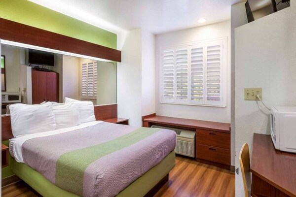 Foto van 1 tweepersoonsbed (Queensize) | Mobiliteit | Badkuip | NSMK | Micfridg - BedRoom