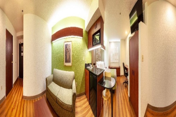 Foto van 1 kingsize bed | Rookvrij, koelkast - Vakantiehuis in Dixon - Facilities