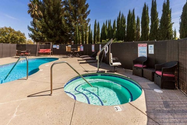Foto van 1 kingsize bed | Rookvrij, koelkast - Vakantiehuis in Dixon - Pool