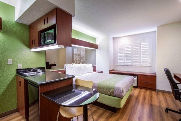 Foto van 1 tweepersoonsbed (queensize) | Niet-roken, koelkast (Micfridge) - BedRoom