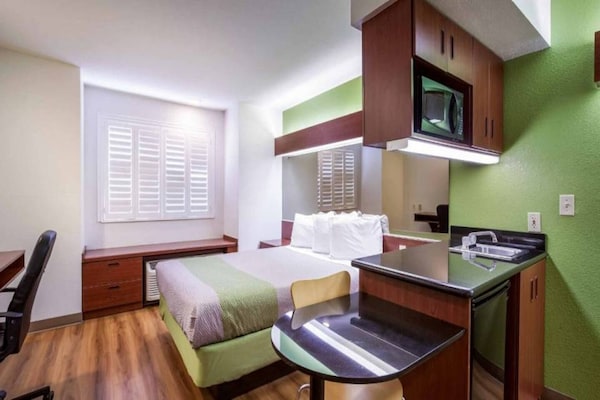 Foto van 1 tweepersoonsbed (queensize) | Niet-roken, koelkast (Micfridge) - BedRoom
