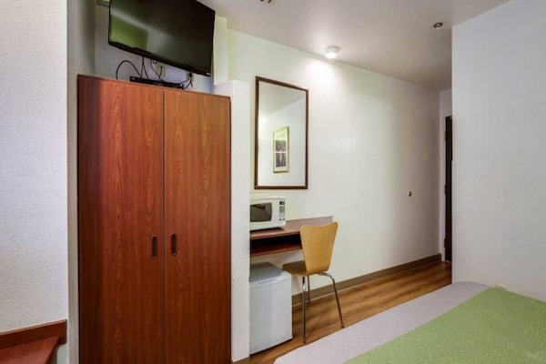 Foto van 1 tweepersoonsbed (queensize) | Niet-roken, koelkast (Micfridge) - BedRoom