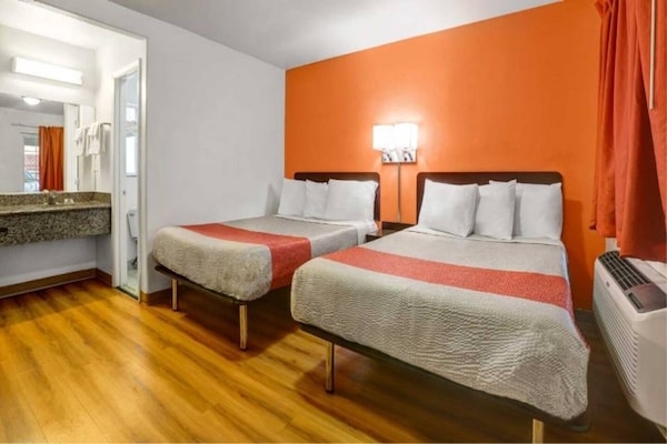 Foto van 2 tweepersoonsbedden | Roken toegestaan, koelkast aanwezig - BedRoom