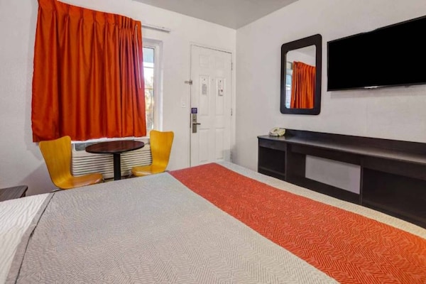 Foto van 2 tweepersoonsbedden | Roken toegestaan, koelkast aanwezig - BedRoom