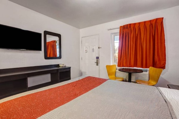 Foto van 2 tweepersoonsbedden | Roken toegestaan, koelkast aanwezig - BedRoom