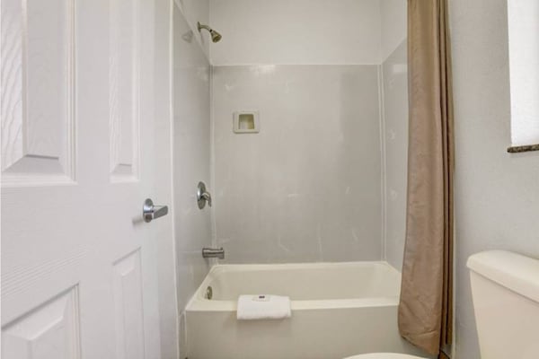 Foto van 1 tweepersoonsbed (queensize) | Roken toegestaan, koelkast (Mcfridge) - BathRoom