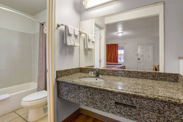 Foto van 1 tweepersoonsbed (queensize) | Roken toegestaan, koelkast (Mcfridge) - BathRoom