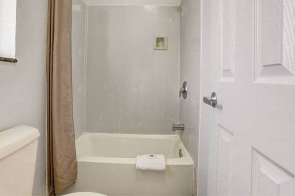Foto van 1 tweepersoonsbed (queensize) | Roken toegestaan, koelkast (Mcfridge) - BathRoom