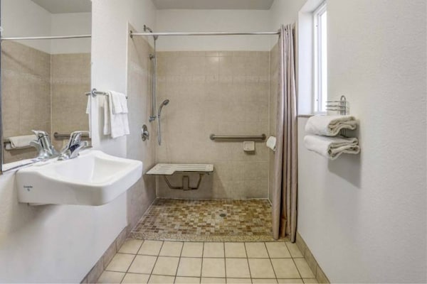 Foto van 2 tweepersoonsbedden | Niet-roken, koelkast - Vakantiehuis in Marysville - BathRoom
