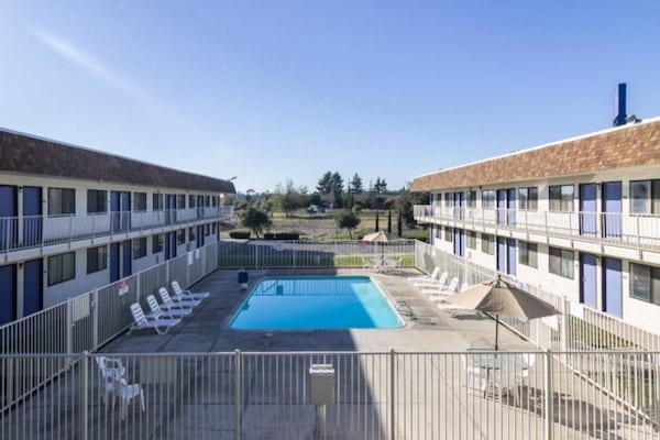 Foto van 1 tweepersoonsbed | Roken toegestaan | Oroville - Vakantiehuis in Oroville - Pool