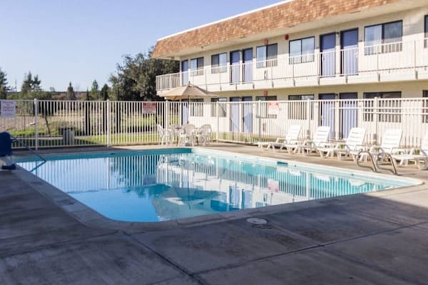 Foto van 1 tweepersoonsbed | Roken toegestaan | Oroville - Vakantiehuis in Oroville - Pool