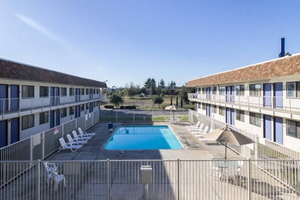 Foto van 1 tweepersoonsbed (queensize) | Roken toegestaan - Vakantiehuis in Oroville - Pool