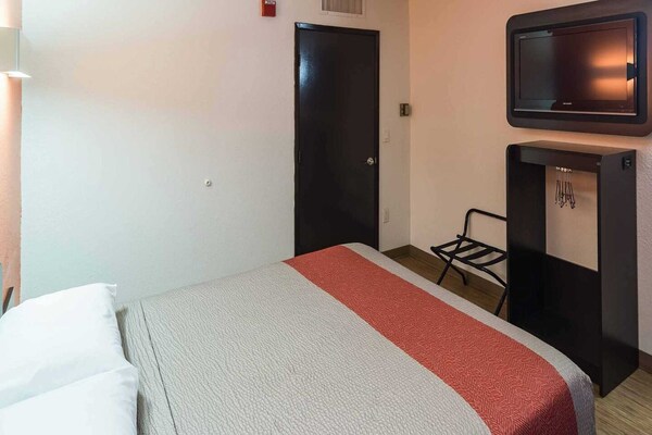 Foto van 1 tweepersoonsbed | Toegankelijk voor mensen met een mobiliteitsbeperking | Douche, Nsmk - BedRoom