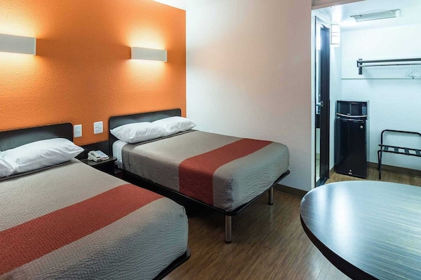 Foto van 2 tweepersoonsbedden | Roken toegestaan - Vakantiehuis in Oroville - BedRoom