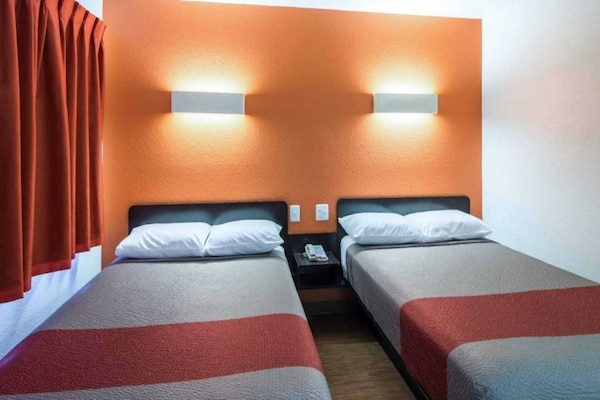 Foto van 2 tweepersoonsbedden | Roken toegestaan - Vakantiehuis in Oroville - BedRoom