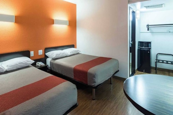 Foto van 2 tweepersoonsbedden | Roken toegestaan - Vakantiehuis in Oroville - BedRoom