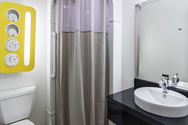Foto van 2 tweepersoonsbedden | Roken toegestaan - Vakantiehuis in Oroville - BathRoom