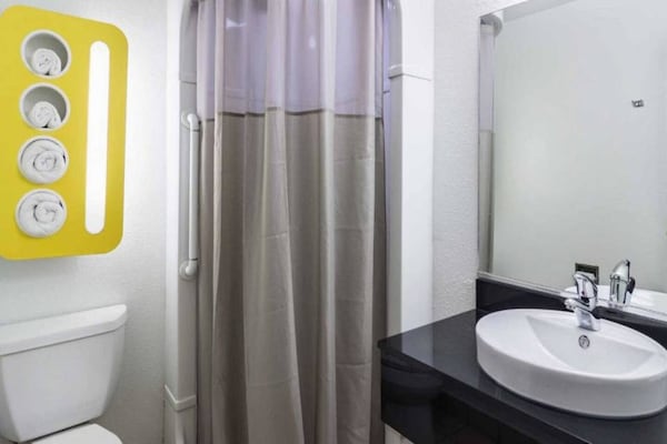 Foto van 2 tweepersoonsbedden | Roken toegestaan - Vakantiehuis in Oroville - BathRoom