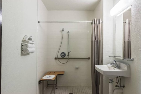 Foto van 2 tweepersoonsbedden | Roken toegestaan - Vakantiehuis in Oroville - BedRoom