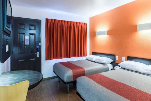 Foto van 2 tweepersoonsbedden | Roken toegestaan - Vakantiehuis in Oroville - BedRoom