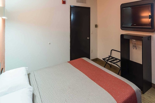 Foto van 1 tweepersoonsbed | Rolstoeltoegankelijke douche / Roken toegestaan - BedRoom