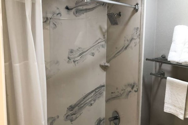 Foto van 1 kingsize bed - 1 queensize bed | Rookvrij - Vakantiehuis in Sacramento CA - BathRoom