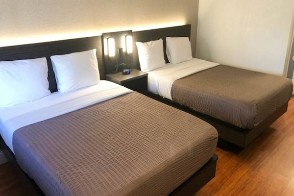 Foto van 2 Queensize Bedden | Ada/ri -douche/ns - Vakantiehuis in Sacramento CA - BedRoom