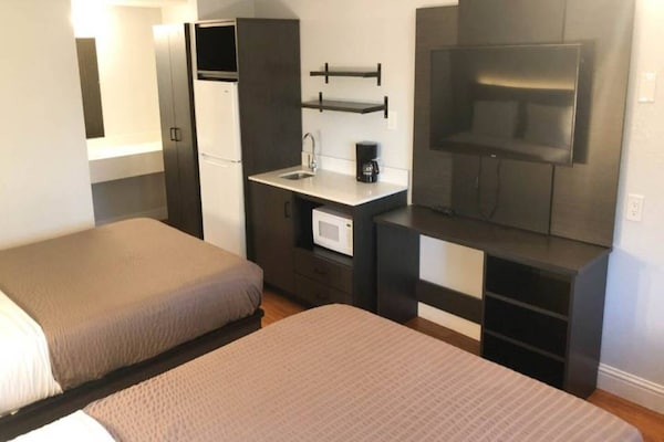 Foto van 2 Queensize Bedden | Ada/ri -douche/ns - Vakantiehuis in Sacramento CA - BedRoom