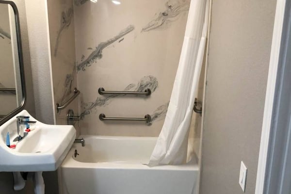Foto van 2 Queensize Bedden | Ada/ri -douche/ns - Vakantiehuis in Sacramento CA - BathRoom