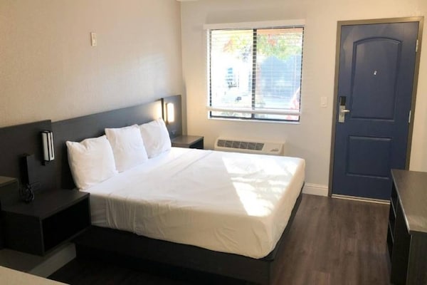Foto van 1 kingsize bed | Rookvrij - Vakantiehuis in Sacramento CA - BedRoom
