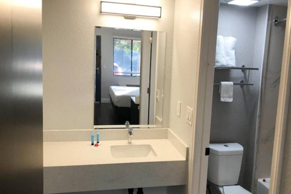Foto van 1 kingsize bed | Rookvrij - Vakantiehuis in Sacramento CA - BathRoom