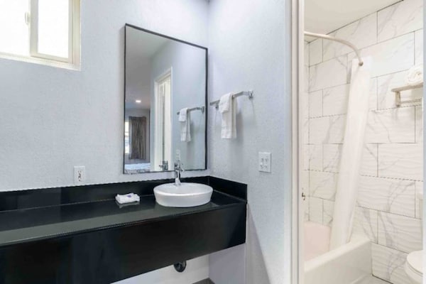 Foto van 1 kingsize bed | Rookvrij - Vakantiehuis in Willows - BathRoom